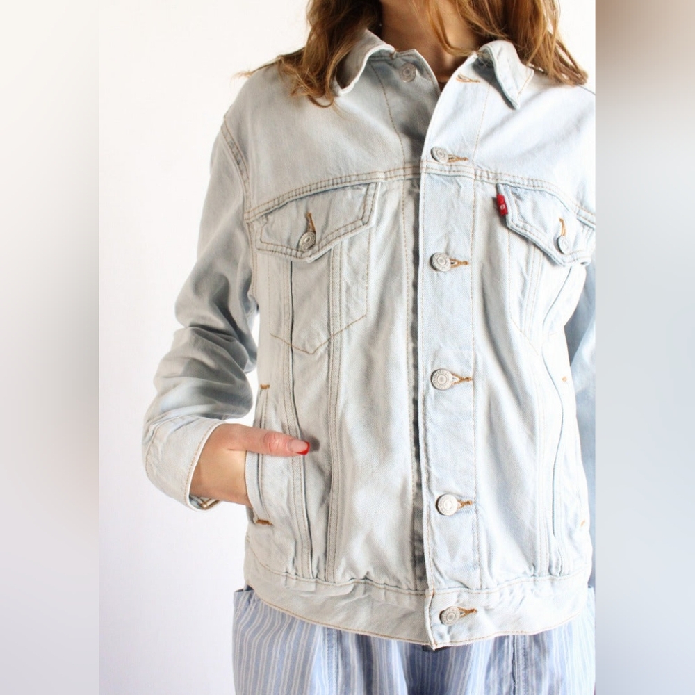 Levi's - Ex-Boyfriend Trucker Jacket Denim with Embroidered Floral Back | Small - Picture 4 of 16